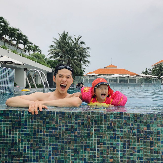 Nam thần H&agrave;n Quốc từng đ&oacute;ng MV của Min: &Ocirc;ng bố cực cưng chiều v&agrave; dịu d&agrave;ng khi ở cạnh c&ocirc; con g&aacute;i nhỏ - Ảnh 10.