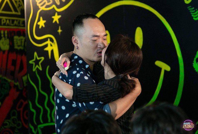Vợ chồng Thu Trang - Tiến Luật khoá môi nồng cháy trước sự chứng kiến của hàng trăm người hâm mộ - Ảnh 2.