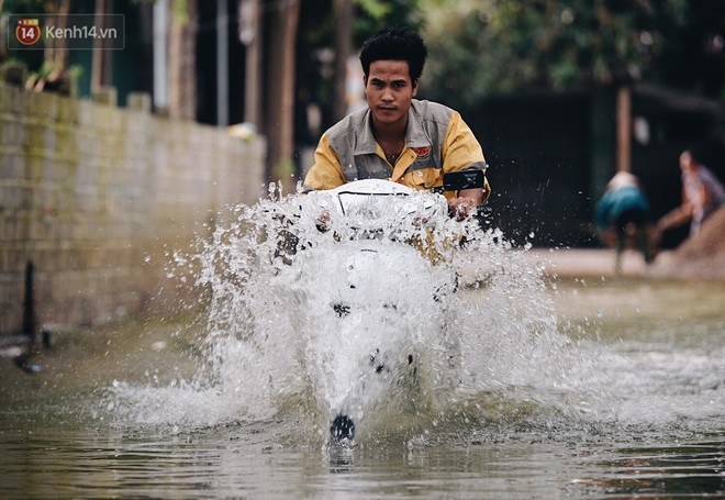 Người d&acirc;n Chương Mỹ trong trận lụt lịch sử: Trẻ nhỏ chưa được đến trường, người gi&agrave; lở lo&eacute;t da sau nửa th&aacute;ng ng&acirc;m m&igrave;nh trong nước - Ảnh 10.