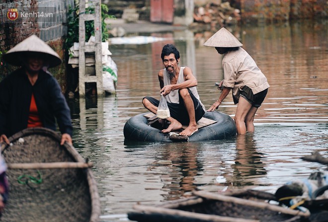 Người dân Chương Mỹ trong trận lụt lịch sử: Trẻ nhỏ chưa được đến trường, người già lở loét da sau nửa tháng ngâm mình trong nước - Ảnh 8.