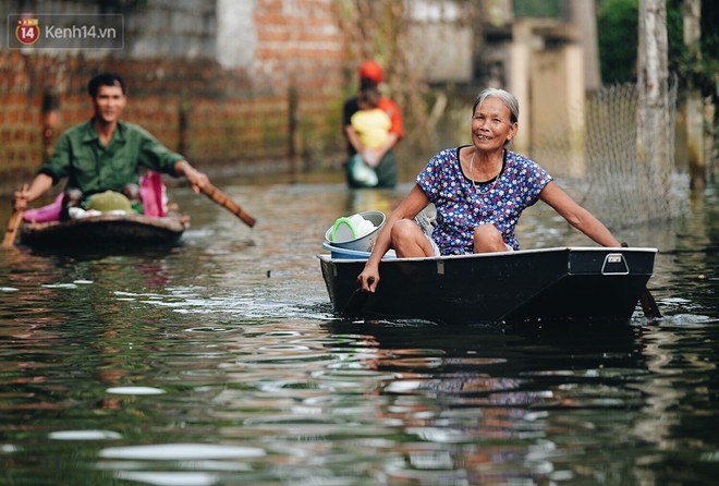 Người d&acirc;n Chương Mỹ trong trận lụt lịch sử: Trẻ nhỏ chưa được đến trường, người gi&agrave; lở lo&eacute;t da sau nửa th&aacute;ng ng&acirc;m m&igrave;nh trong nước - Ảnh 5.