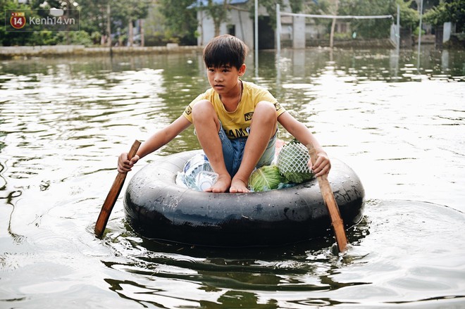 Người dân Chương Mỹ trong trận lụt lịch sử: Trẻ nhỏ chưa được đến trường, người già lở loét da sau nửa tháng ngâm mình trong nước - Ảnh 6.