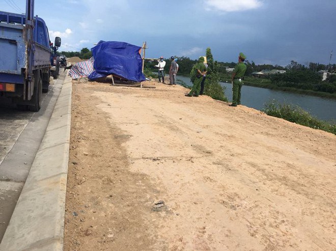 Ph&aacute;t hiện thi thể nam thanh ni&ecirc;n l&otilde;a thể tr&ocirc;i tr&ecirc;n s&ocirc;ng ở Quảng Trị - Ảnh 1.