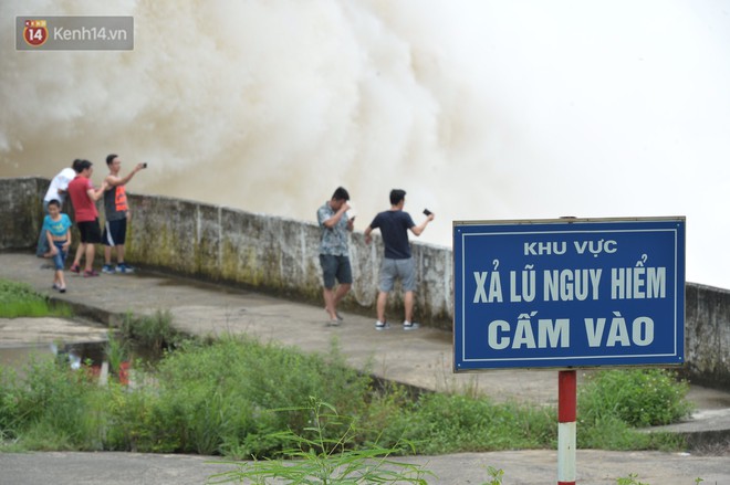 Người dân bất chấp nguy hiểm, kéo đến chụp ảnh thủy điện Hòa Bình xả lũ - Ảnh 4.