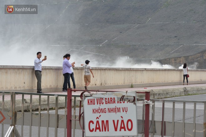 Người dân bất chấp nguy hiểm, kéo đến chụp ảnh thủy điện Hòa Bình xả lũ - Ảnh 9.