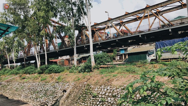 Cuộc sống của dân ngụ cư dưới chân cầu Long Biên: Hễ mở cửa là đón rác vào nhà - Ảnh 3.