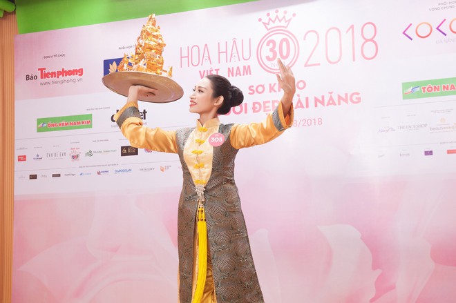 Vợ chồng Cẩm Ly bất ngờ xuất hiện tại vòng sơ khảo tài năng của thí sinh Hoa hậu Việt Nam 2018 - Ảnh 5.