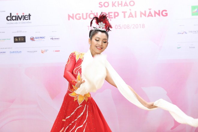 Vợ chồng Cẩm Ly bất ngờ xuất hiện tại vòng sơ khảo tài năng của thí sinh Hoa hậu Việt Nam 2018 - Ảnh 8.