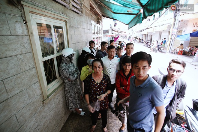 Cận cảnh người S&#224;i G&#242;n chờ h&#224;ng giờ đồng hồ, tranh mua &quot;m&#226;m cua d&#236; Ba&quot; chỉ b&#225;n 10 ph&#250;t l&#224; hết sạch - Ảnh 2.