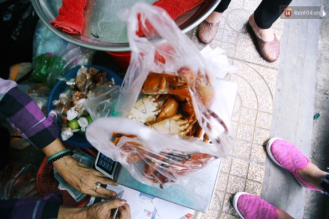 Cận cảnh người S&#224;i G&#242;n chờ h&#224;ng giờ đồng hồ, tranh mua &quot;m&#226;m cua d&#236; Ba&quot; chỉ b&#225;n 10 ph&#250;t l&#224; hết sạch - Ảnh 8.