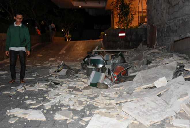 Động đất rung chuyển Indonesia: Ít nhất 82 người chết, hàng nghìn người phải sơ tán - Ảnh 1.