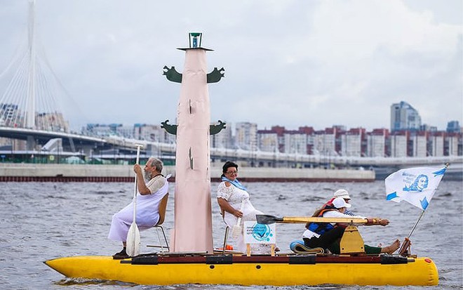 Chùm ảnh: Lễ hội phao cực vui nhộn ở St. Petersburg, Nga - Ảnh 1.