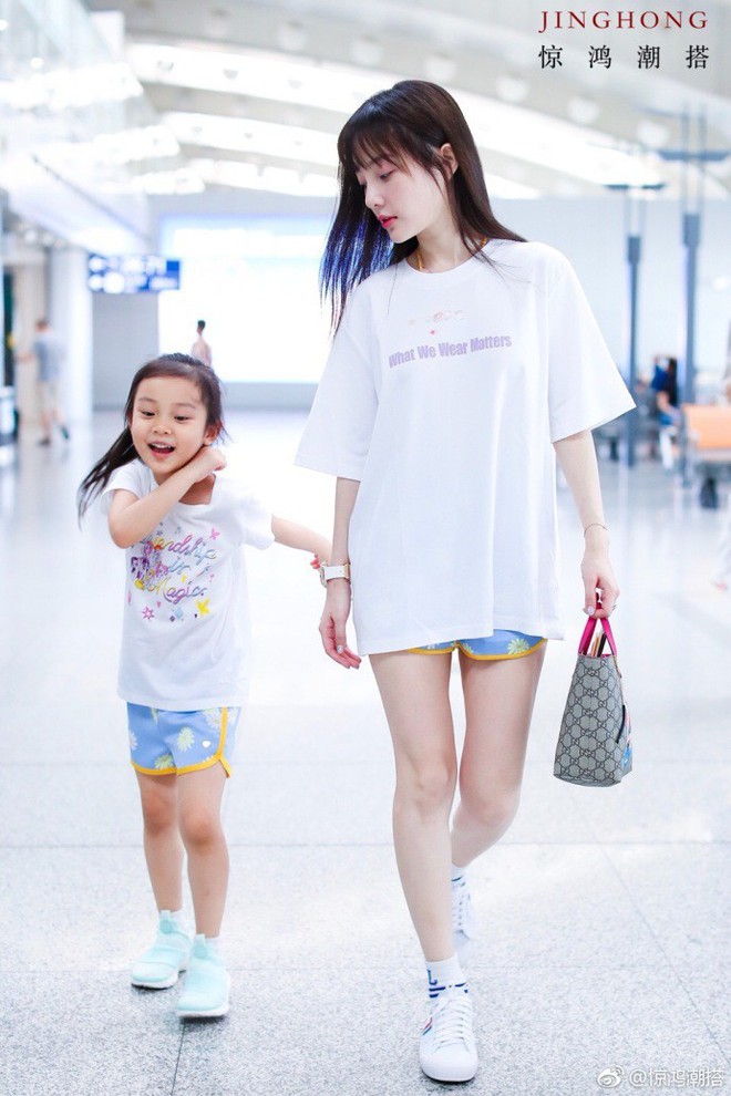 Tái hợp với Giả Nãi Lượng, Lý Tiểu Lộ diện áo đôi, nói cười vui vẻ với con gái tại sân bay - Ảnh 6.
