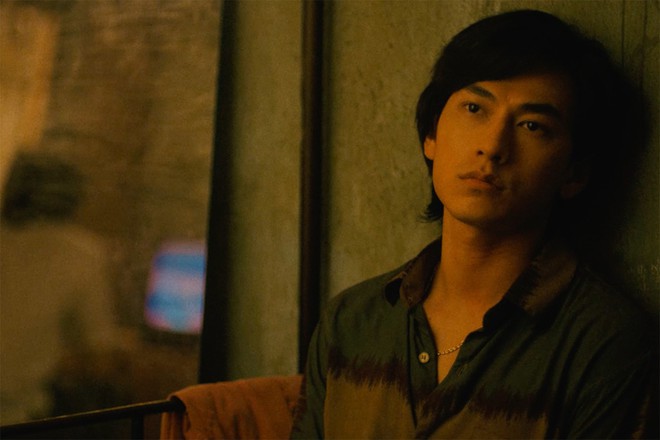 Isaac bị giang hồ đòi nợ, đốt đồ diễn trong trailer Song Lang - Ảnh 13.