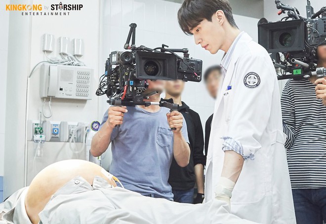 Lee Dong Wook khiến bệnh viện "ách tắc" vì đẹp trai như một vị thần - Ảnh 8.