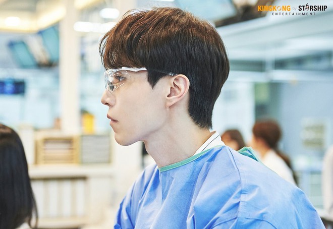Lee Dong Wook khiến bệnh viện "ách tắc" vì đẹp trai như một vị thần - Ảnh 7.