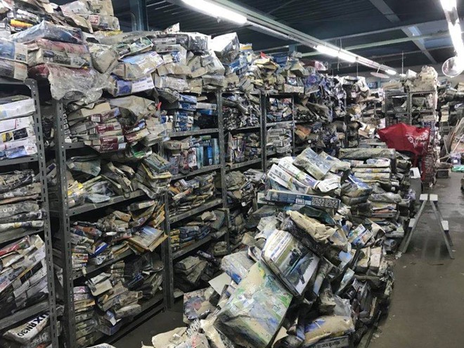 Nhật Bản: Cửa hàng đồ chơi bị lũ lụt tàn phá, cụ ông đáng thương phải bán hạ giá toàn bộ mặt hàng - Ảnh 3.