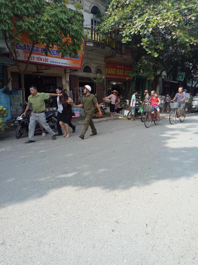 Hà Nội: Người phụ nữ có biểu hiện ngáo đá lao ra giữa đường chặn xe người dân - Ảnh 1.