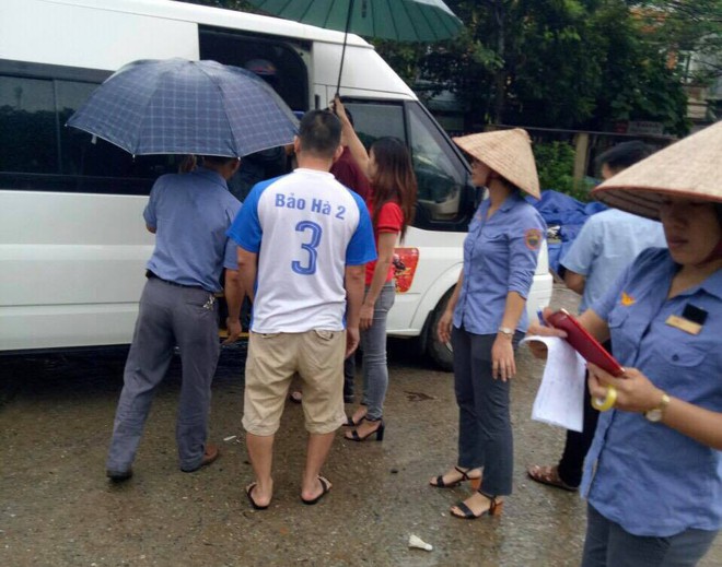 Hàng trăm hành khách phải chuyển tải do sạt lở đường sắt ở Lào Cai - Ảnh 1.