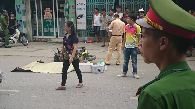 Hà Nội: Va chạm với xe container, nam thanh niên đi xe máy mặc áo grab bị kéo lê gần 50 mét, tử vong tại chỗ - Ảnh 1.