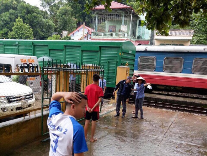 Hàng trăm hành khách phải chuyển tải do sạt lở đường sắt ở Lào Cai - Ảnh 2.