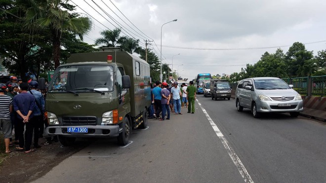 Đi nộp hồ sơ nhập học cho con, người phụ nữ bị xe chở phạm nhân kéo lê 20m tử vong thương tâm - Ảnh 1.