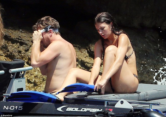 Leonardo DiCaprio lộ bụng phệ khi đi lặn biển với bạn gái bốc lửa nhỏ hơn 22 tuổi - Ảnh 2.