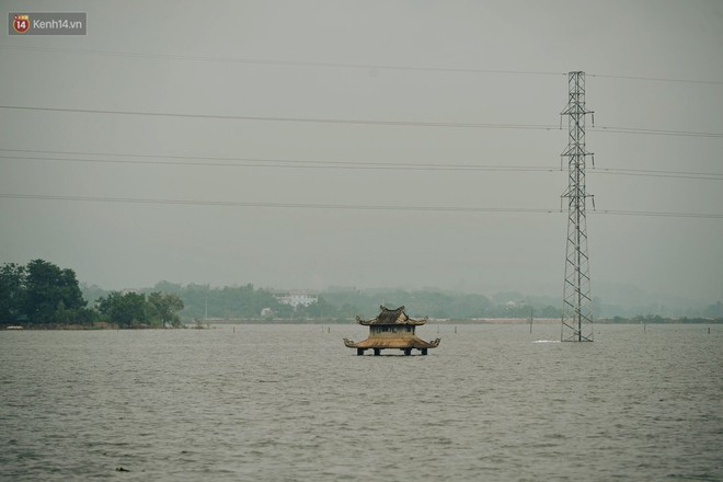 Con đường tỉnh lộ nơi hàng trăm người bơi lội ở Hà Nội sau nửa tháng chìm trong biển nước đã thông xe trở lại - Ảnh 10.