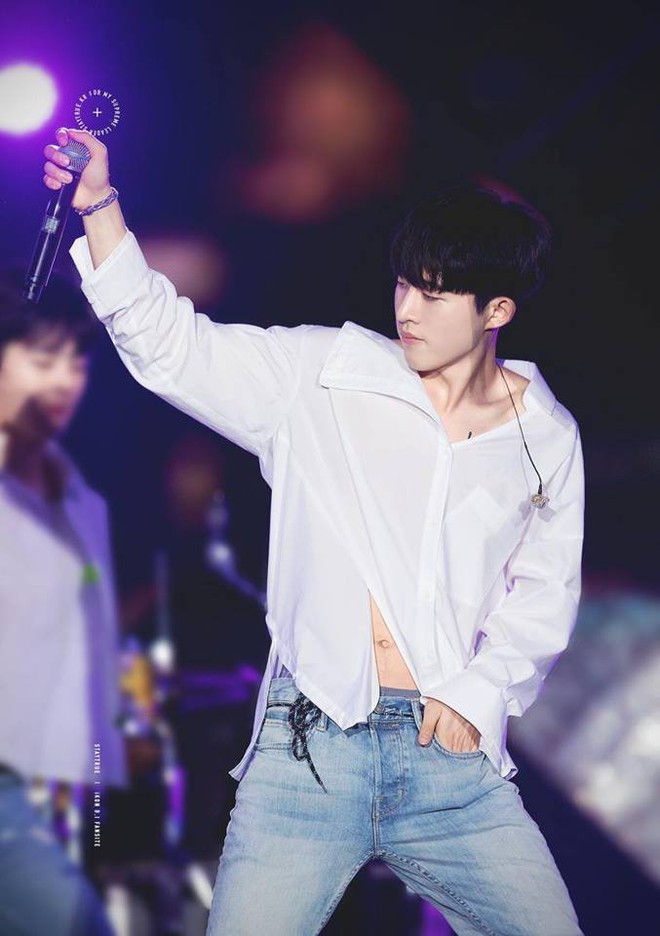 Ch&ugrave;m ảnh B.I (iKON) sexy hết cỡ tr&ecirc;n s&acirc;n khấu với chiếc &aacute;o mặc như kh&ocirc;ng mặc khiến fan ph&aacute;t cuồng - Ảnh 2.