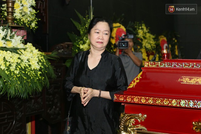 Thị Nở Đức Lưu v&agrave; loạt nghệ sĩ Việt rơi nước mắt tiễn biệt Ch&iacute; Ph&egrave;o B&ugrave;i Cường - Ảnh 11.