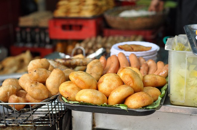 Những ngày Hà Nội đổ mưa mà thèm bánh rán mặn nóng hổi thì mọi người thường nhắc tới 5 địa chỉ này - Ảnh 3.