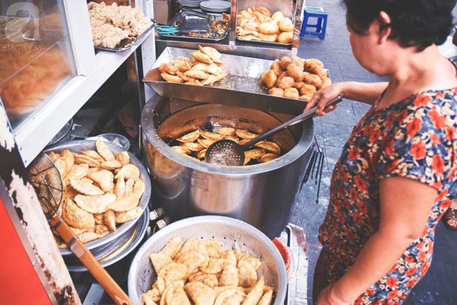 Những ngày Hà Nội đổ mưa mà thèm bánh rán mặn nóng hổi thì mọi người thường nhắc tới 5 địa chỉ này - Ảnh 3.