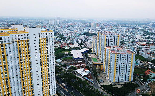 Chung cư Carina đổi màu áo từ xanh sang vàng, cư dân vẫn chưa thể về nhà sau vụ cháy thảm khốc 13 người chết - Ảnh 4.