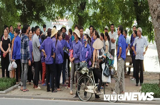 Hàng trăm công nhân bắt xe từ Thanh Hoá ra Hà Nội đòi lương và bảo hiểm - Ảnh 1.