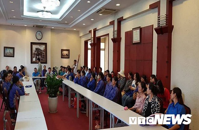 Hàng trăm công nhân bắt xe từ Thanh Hoá ra Hà Nội đòi lương và bảo hiểm - Ảnh 2.