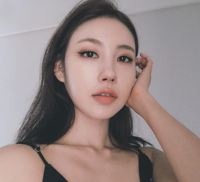 Netizen Hàn á khẩu với màn biến hình thành Hwasa (Mamamoo) của beauty blogger đình đám Risabae  - Ảnh 1.