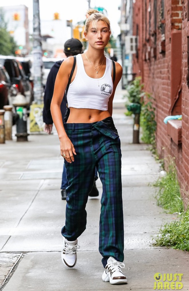 Jolie Nguyễn chơi trội mặc áo mưa giữa trời nắng, Khánh Linh The Face mặc street style mà vẫn sexy hết nấc - Ảnh 23.