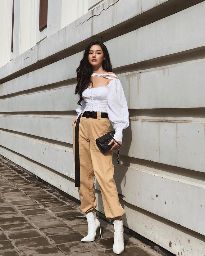 Jolie Nguyễn chơi trội mặc áo mưa giữa trời nắng, Khánh Linh The Face mặc street style mà vẫn sexy hết nấc - Ảnh 2.