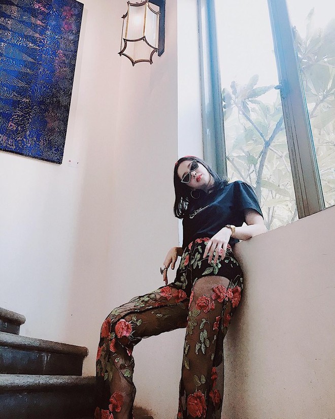 Jolie Nguyễn chơi trội mặc áo mưa giữa trời nắng, Khánh Linh The Face mặc street style mà vẫn sexy hết nấc - Ảnh 3.