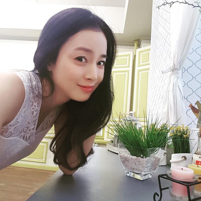 Kim Tae Hee khoe nhan sắc gần 1 năm sau sinh: C&ugrave;ng một người nhưng chụp hộ v&agrave; selfie lại kh&aacute;c nhau qu&aacute; - Ảnh 1.