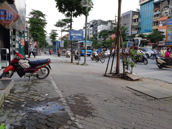 Nh&acirc;n chứng kể lại gi&acirc;y ph&uacute;t vợ &ocirc;m con nhỏ bắt quả tang chồng cặp k&egrave; c&ograve;n một mực &ocirc;m chặt, che chắn cho nh&acirc;n t&igrave;nh tr&ecirc;n phố H&agrave; Nội - Ảnh 3.