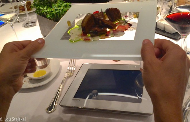 Nhà hàng 3 sao Michelin dùng iPad để đựng món ăn thật, vừa ăn vừa xem hoạt hình ngay bên dưới - Ảnh 4.