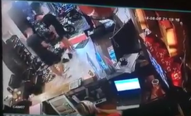 Chàng trai Pháp mất đôi giày 500 USD khi ăn trưa tại một hostel ở Sài Gòn, đăng clip từ camera an ninh nhờ cộng đồng tìm kẻ trộm - Ảnh 2.