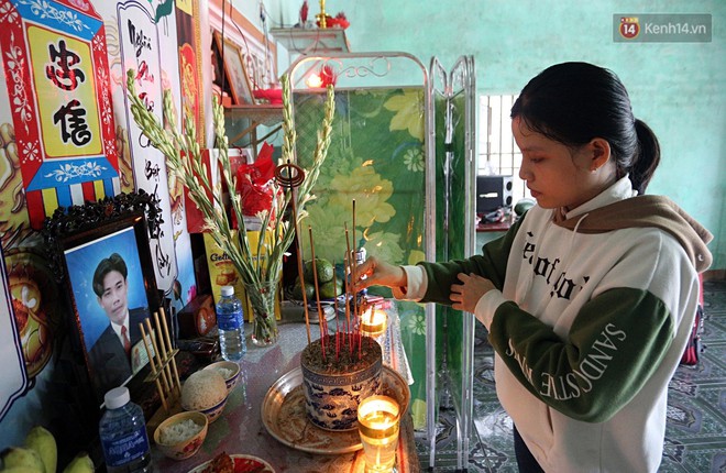 Nữ sinh đội 2 tang c&ugrave;ng l&uacute;c đỗ đại học hơn 21 điểm: Thi xong m&ocirc;n cuối l&agrave; chạy một mạch về ch&ocirc;n cất ba, rồi n&oacute;i con l&agrave;m b&agrave;i tốt lắm... - Ảnh 5.