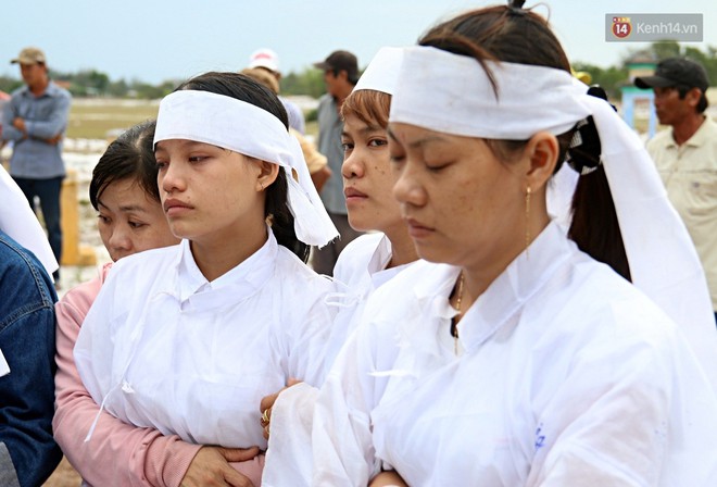 Nữ sinh đội 2 tang c&ugrave;ng l&uacute;c đỗ đại học hơn 21 điểm: Thi xong m&ocirc;n cuối l&agrave; chạy một mạch về ch&ocirc;n cất ba, rồi n&oacute;i con l&agrave;m b&agrave;i tốt lắm... - Ảnh 1.