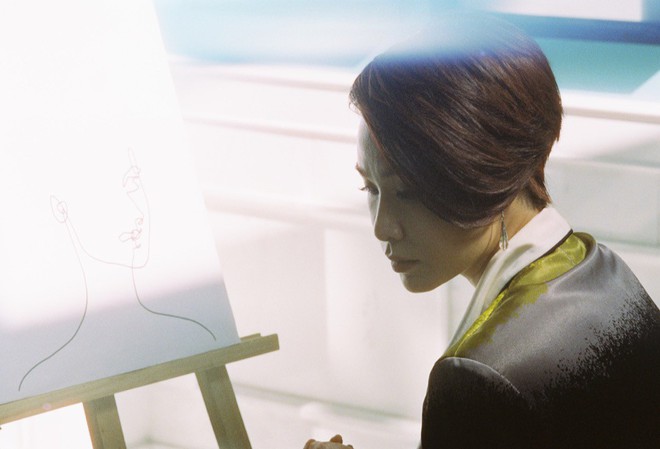 Uy&ecirc;n Linh hợp t&aacute;c c&ugrave;ng Gi&aacute;m khảo Next Top - Nam Trung trong MV cuối c&ugrave;ng của album Portrait - Ảnh 2.