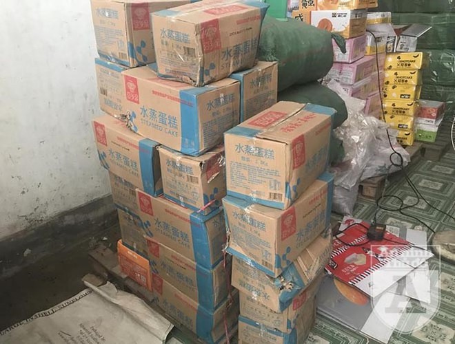 Cận cảnh những chiếc b&aacute;nh Trung thu gi&aacute; 2.000 đồng - Ảnh 1.