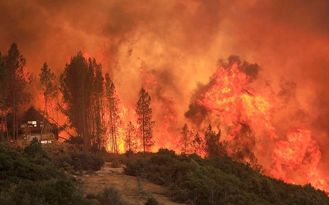 Cháy rừng nhấn chìm nhiều khu vực ở California (Mỹ) trong biển lửa - Ảnh 2.