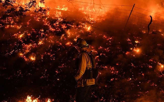Cháy rừng nhấn chìm nhiều khu vực ở California (Mỹ) trong biển lửa - Ảnh 11.