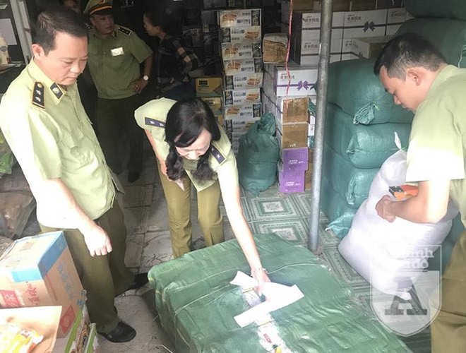 Cận cảnh những chiếc b&aacute;nh Trung thu gi&aacute; 2.000 đồng - Ảnh 13.